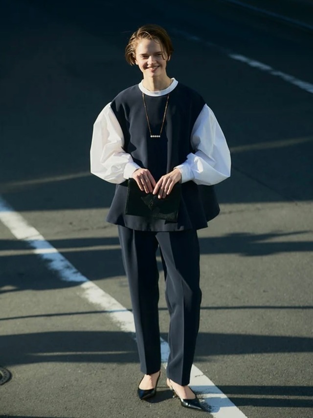 ボリューム袖ハイネックブラウス｜ネイビー｜CHIGNON