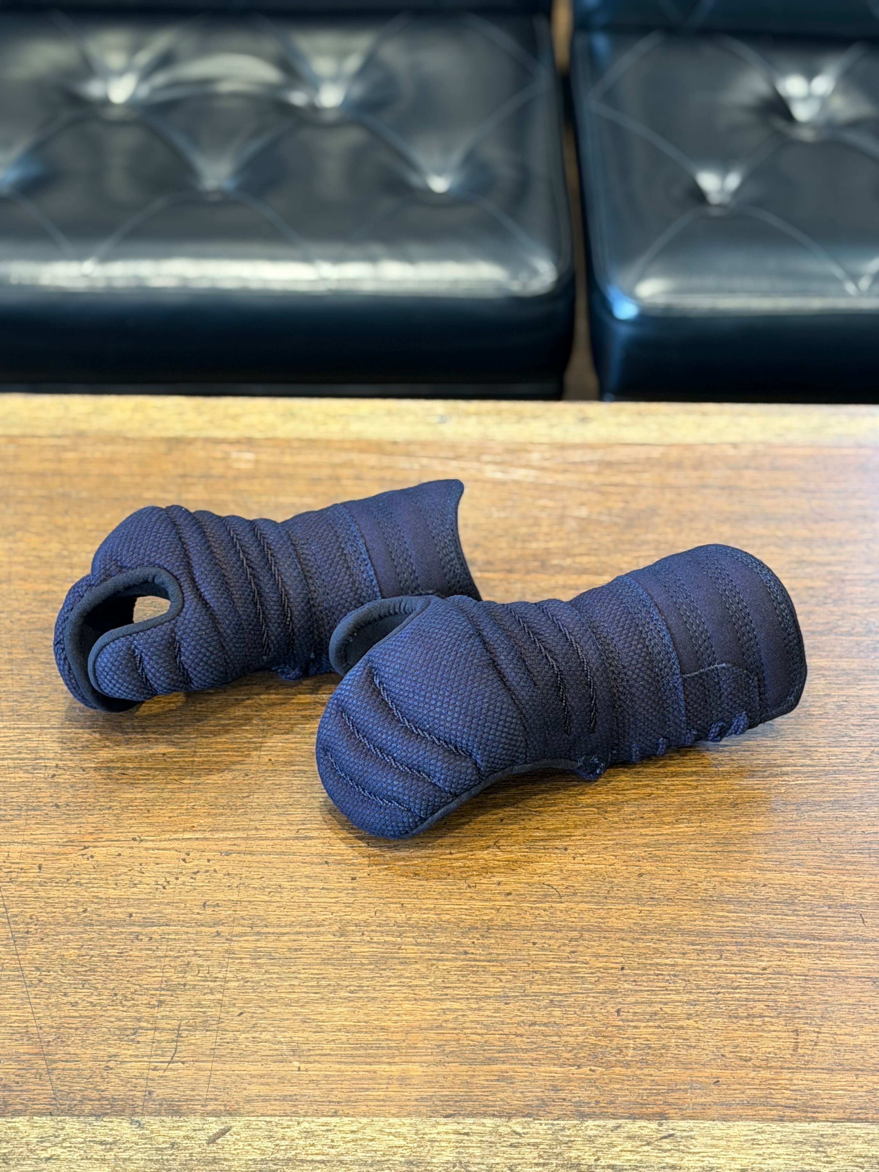 【小さいSサイズ✨手の内紺色の練習用コブラ】【Sサイズ✨軽量甲手✨】【Sサイズ1名様限定大特価‼️】軽量甲手『プラクティスコブラ ブラック』15/3㎜織刺 甲手
