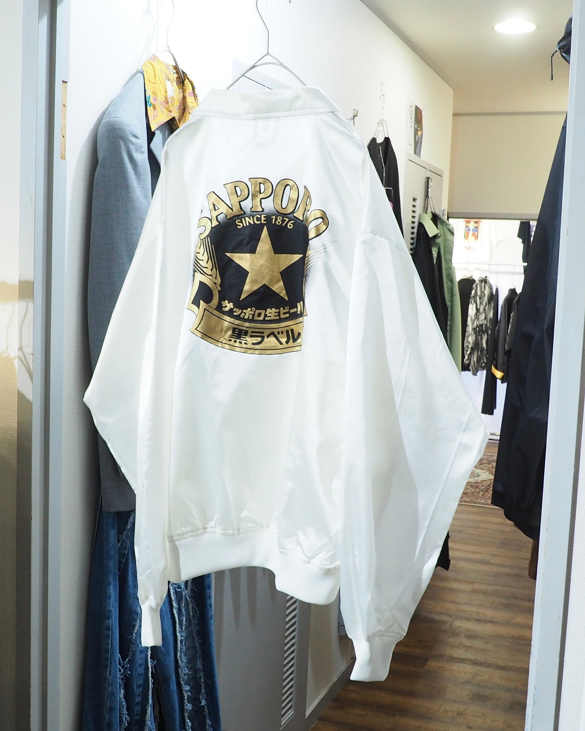 " 珍品 - サッポロ黒ラベル " Logo printed vintage White Coach jacket