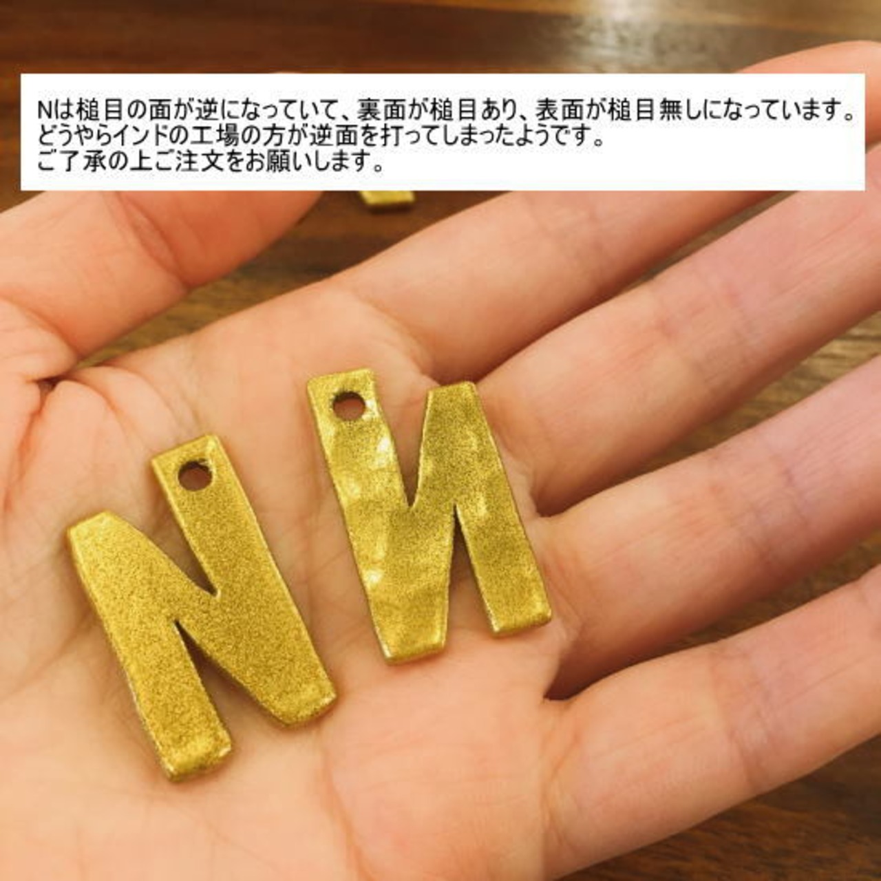 TOPANGA Zakka India Gold Hammered Iron Alphabet Plate S 3cm 　インド　ゴールドハンマーアイアンアルファベットプレート　小　看板　サインプレート　鉄　住所　店舗　表札　メール便　槌目