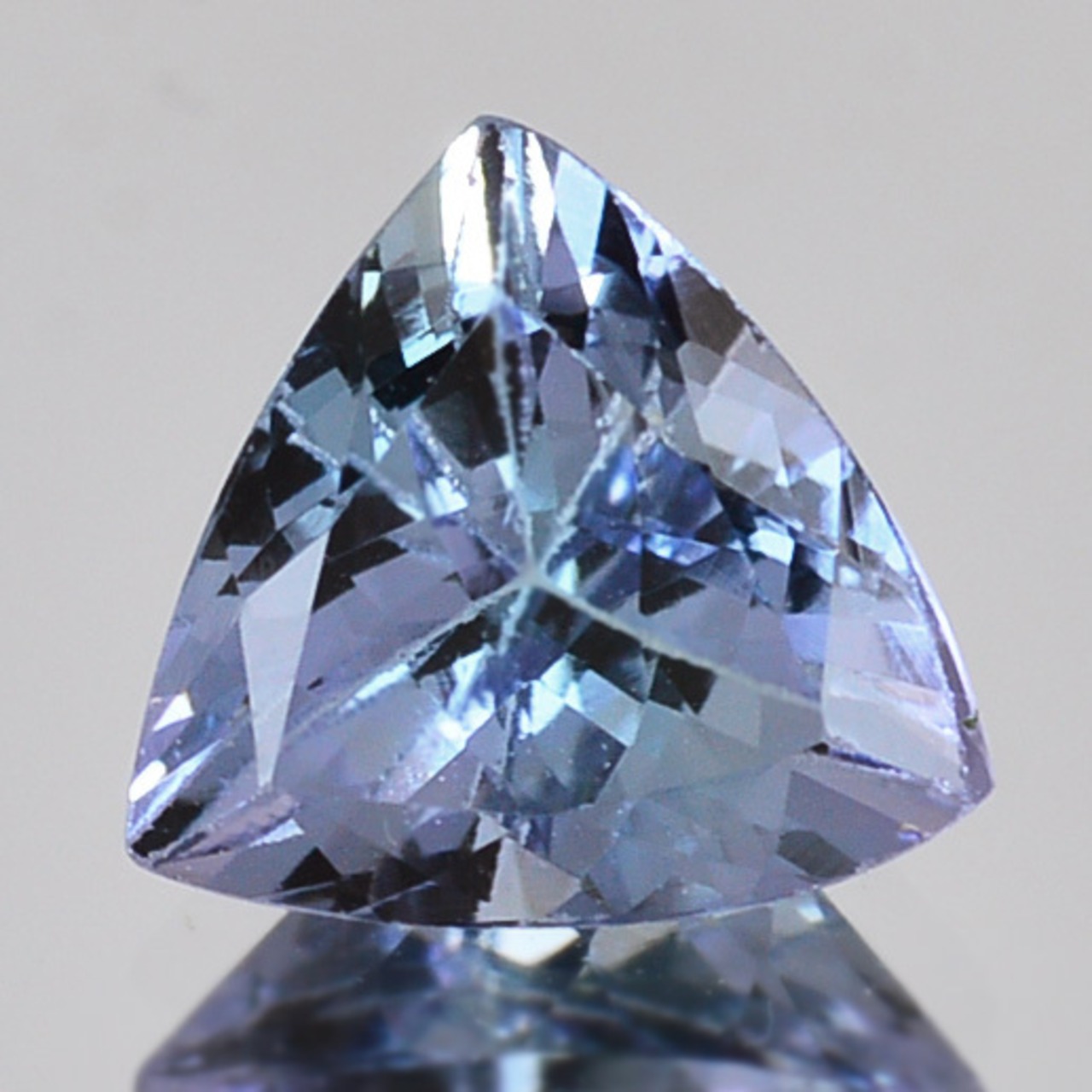 鑑別書付き 非加熱タンザナイト 0.904ct ルース トリリアント