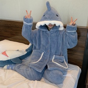 【送料無料】 もこもこ モコモコ ルームウェア レディース 2点セット 上下セット ホームウェア 部屋着 寝巻き パジャマ ふわふわ あったか 暖かい ふんわり フリース 厚手 前ボタン 前あき 長袖 フード付き フード サメ さめ アニマル 長ズボン パンツ ウエストゴム 可愛い 大人可愛い かわいい 旅行 ゆったり ラクちん ブルー 大きいサイズ 3XL 4XL 10代 20代 30代 40代 秋 冬 真冬