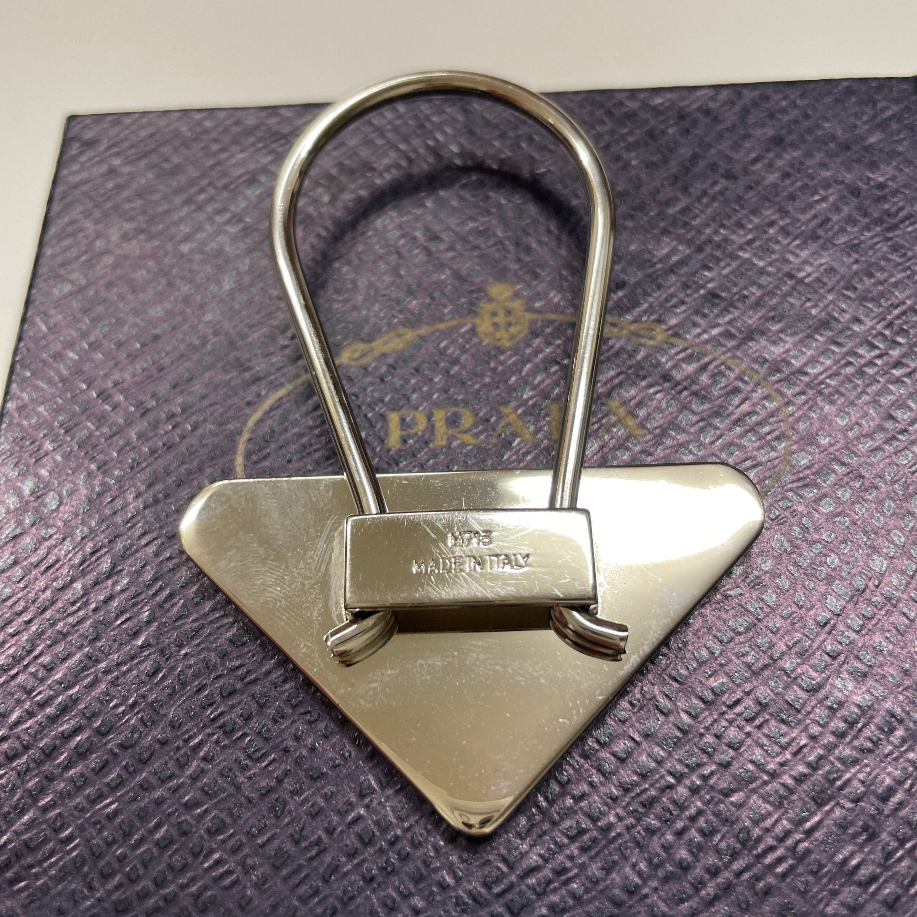 PRADA プラダ 三角ロゴ プレート キー チャーム 箱付き M715 | Regalia