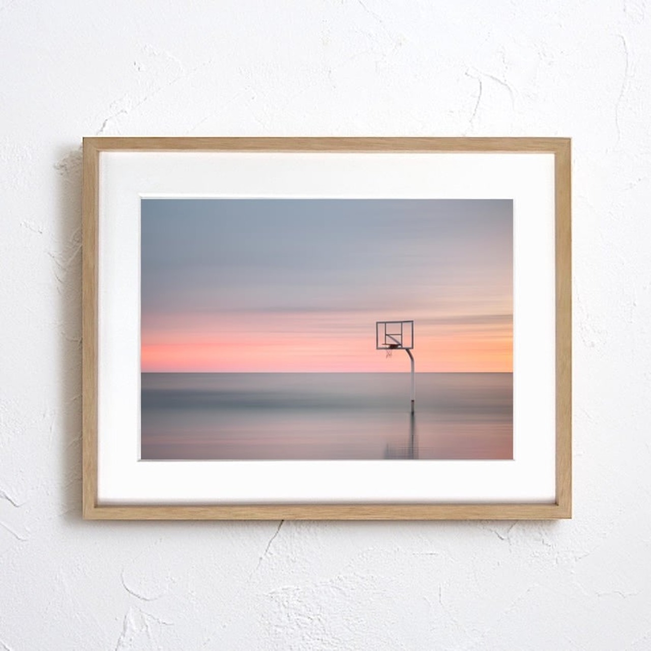 basketball goal in the sea｜静かな海に佇むバスケットゴールの幻想アート｜モダン空間を彩る非現実的コラージュポスターA4ポスター