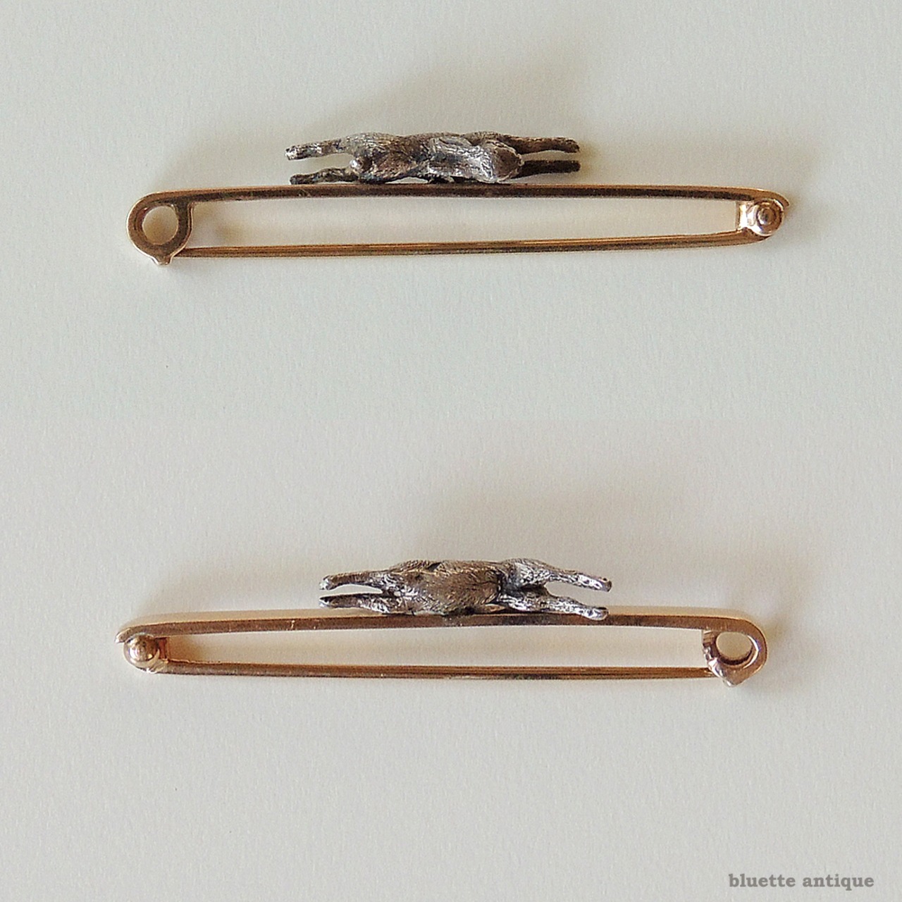 英国ヴィンテージジュエリー 9ctゴールド ランニングラビット バーブローチ