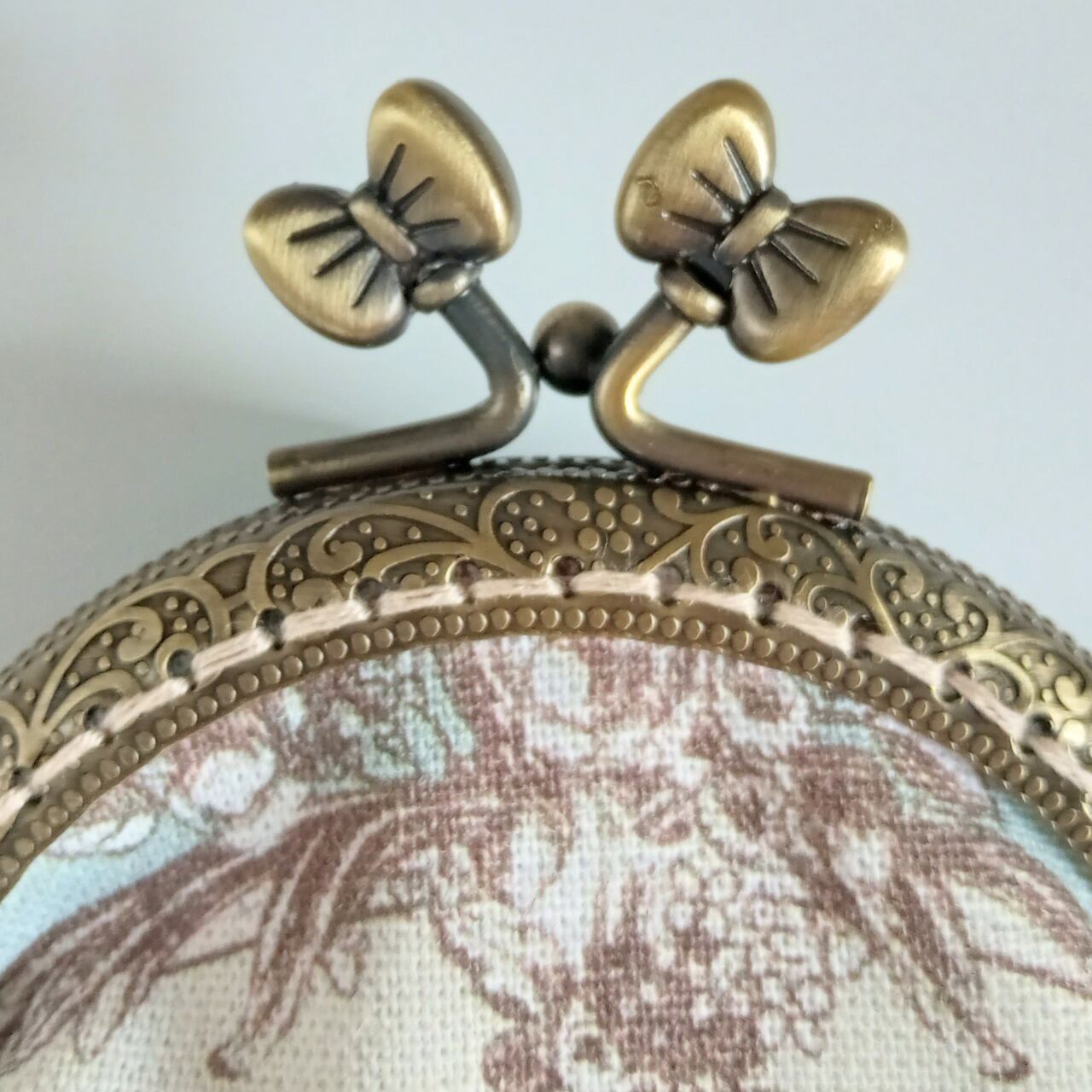 【ハンドメイド】がま口ポーチ・コインケース|猫と小鳥とリボン(口金8.5センチ)