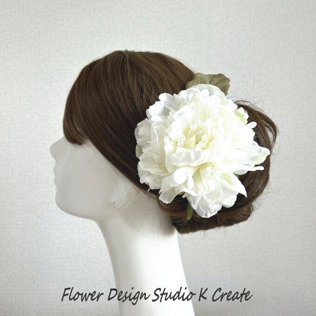 純白のピオニーとモスグリンのシャイニーリーフのヘッドドレス　純白　白　花　髪飾り　発表会　花飾り　フローレス　フラメンコ　