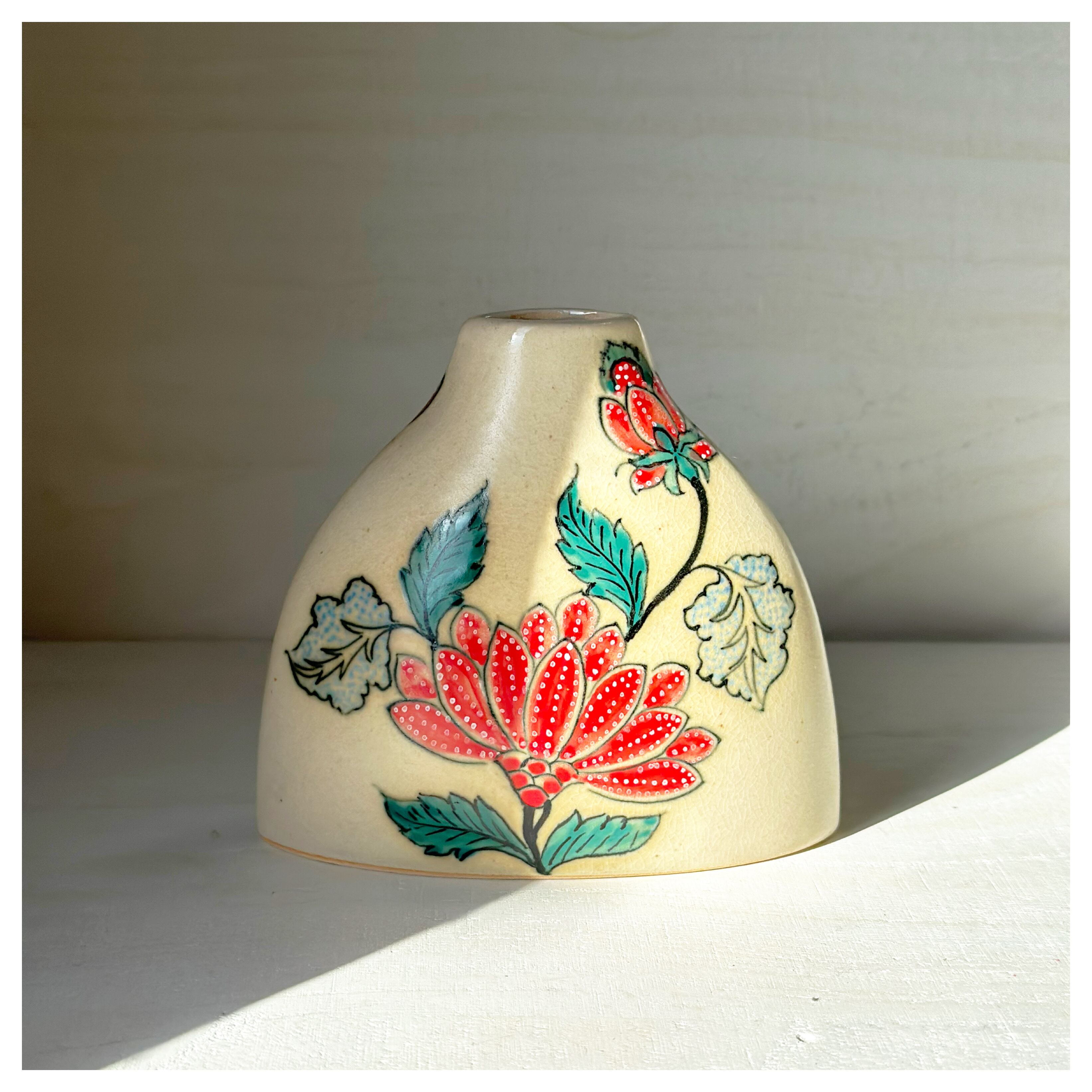 ベトナム　ソンべ バッチャン焼き　花器1点 ベトナムのバッチャン焼き 花柄の花瓶 | Kc-Labo's shop ベトナム雑貨