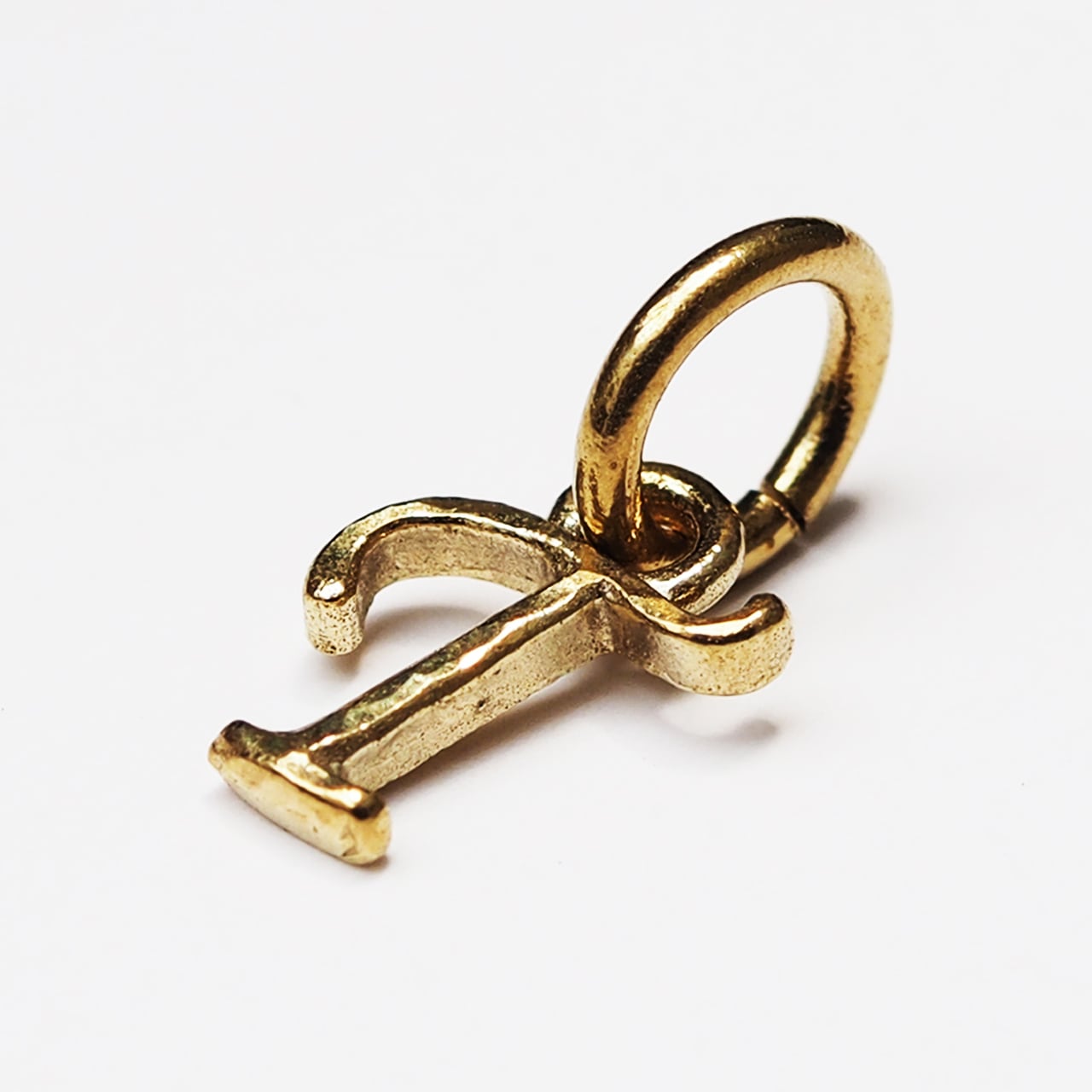 イニシャルローマン〈T〉ブラス / チャーム | LIBERTAS TOKYO