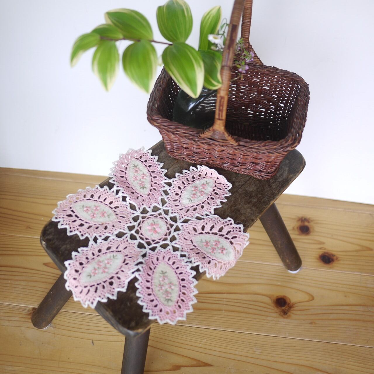 刺繍とレース ピンクのドイリー ドイツ