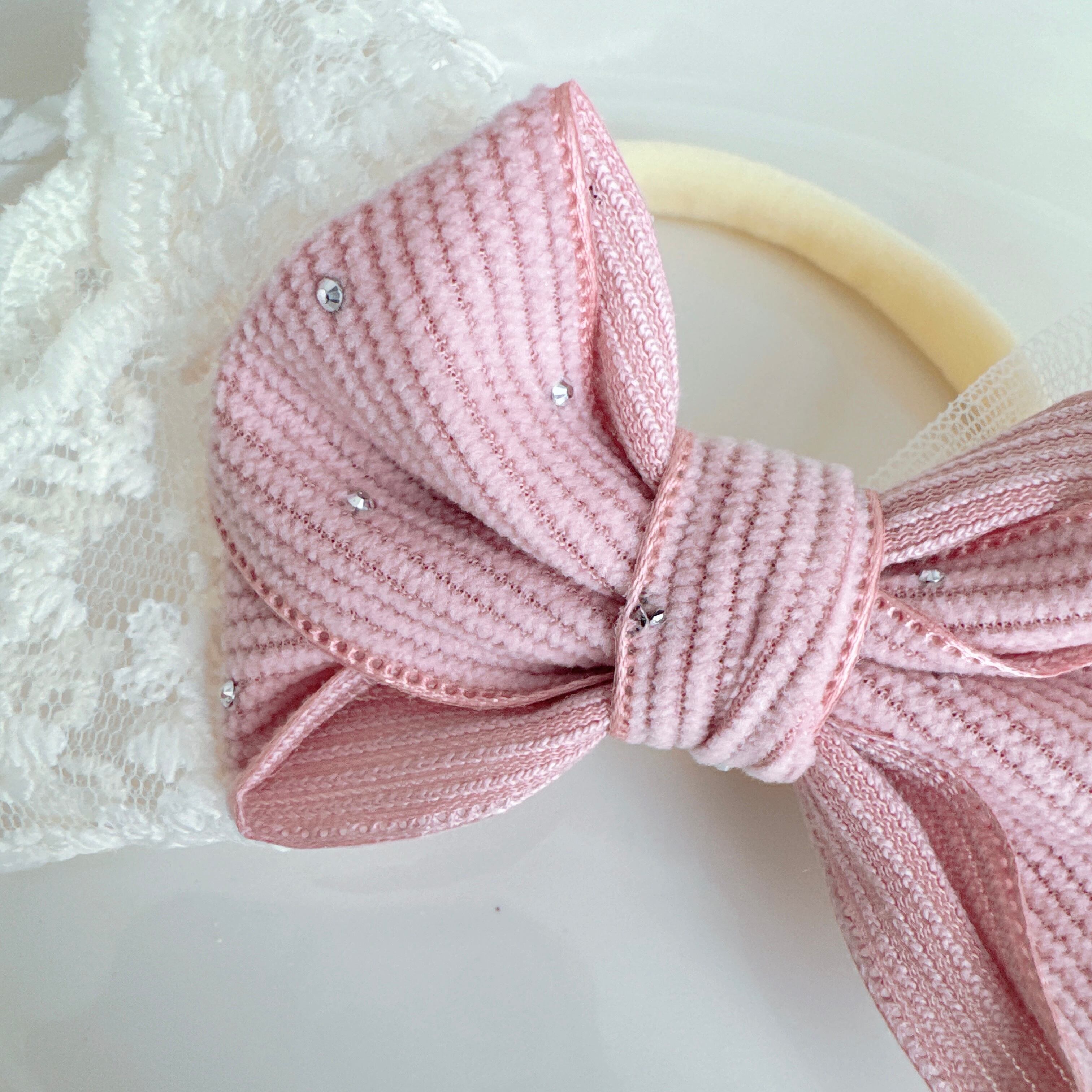 レースくすみピンクリボンヘアバンド（後ろ支え付き）