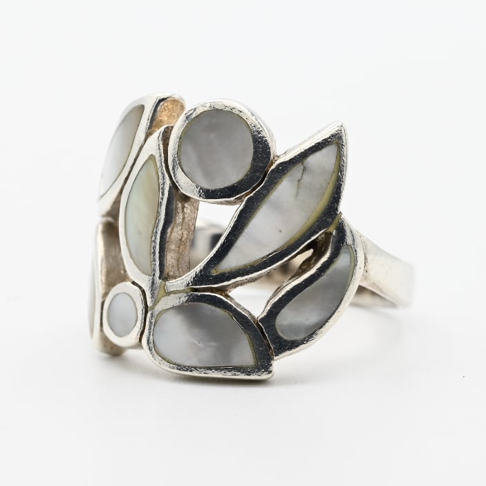 White Mother Of Pearl Inlay Graceful Leaves Design Ring #13.0 / Denmark