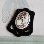 ヴィンテージ 黒い縁取りガラスのペンダント、窓辺の少女（ブラウン・1コ）