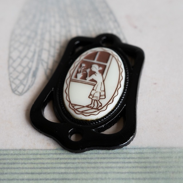 1920's ドイツ アイボリーのムーストーンのようなガラスチャーム（10×8・2コ）