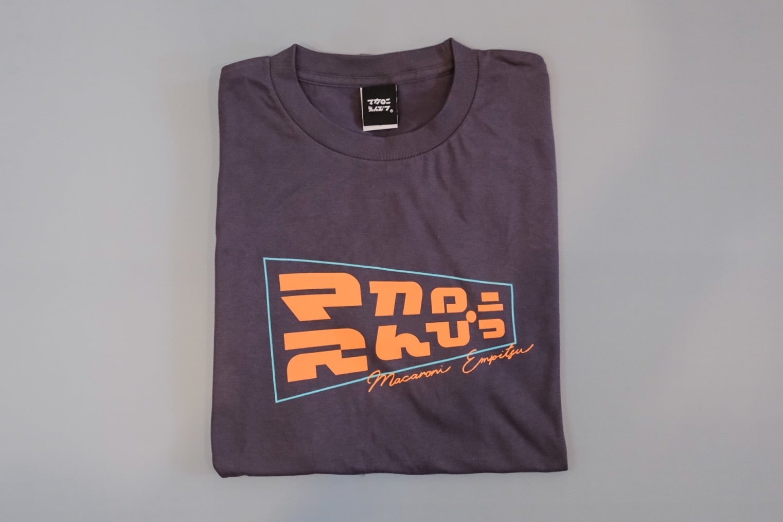 奥から手前に勢いよく飛び出てくる感じの、それでいてポップなNEWロゴT