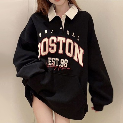 2カラー ポロカラー トップス ブラック 大きめロゴ BOSTONプリント 配色 プルオーバー オーバーサイズ ゆったり ルーズ 長袖 レトロ 大人可愛い ガーリー カジュアル a871393991749_bk