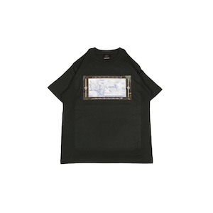 "LOST ISLAND" LMS session 2.3 ft.ATOMONE S/S TEE [BLACK]