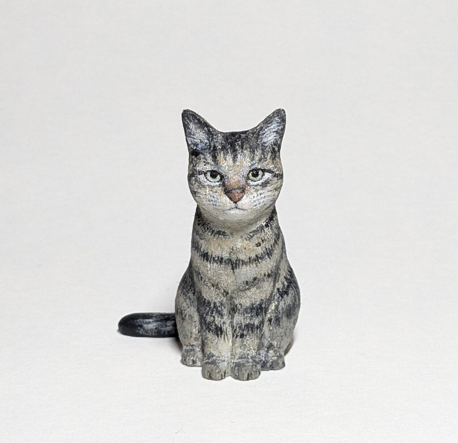 小さな木彫り猫〈おすわり(キジ)〉 | ATELIER CORAL