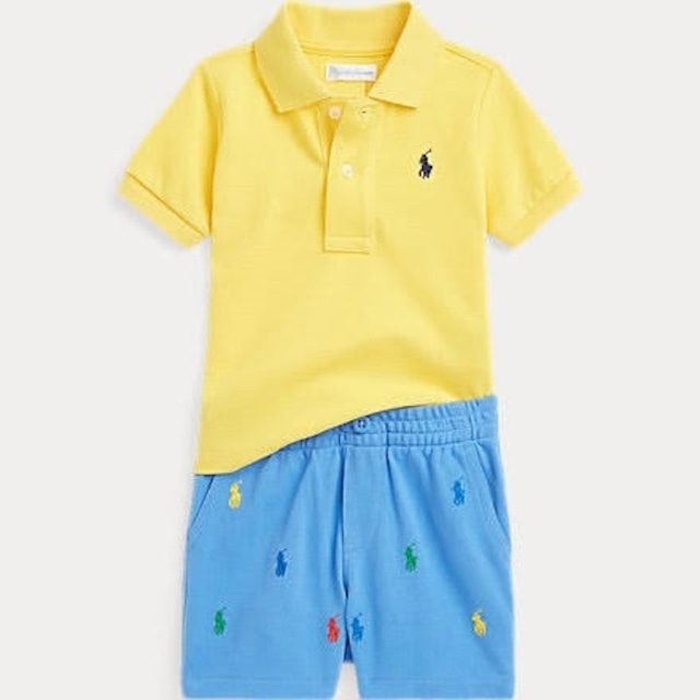 黄色ポロシャツ＆水色カラフルマルチポニーショートパンツ