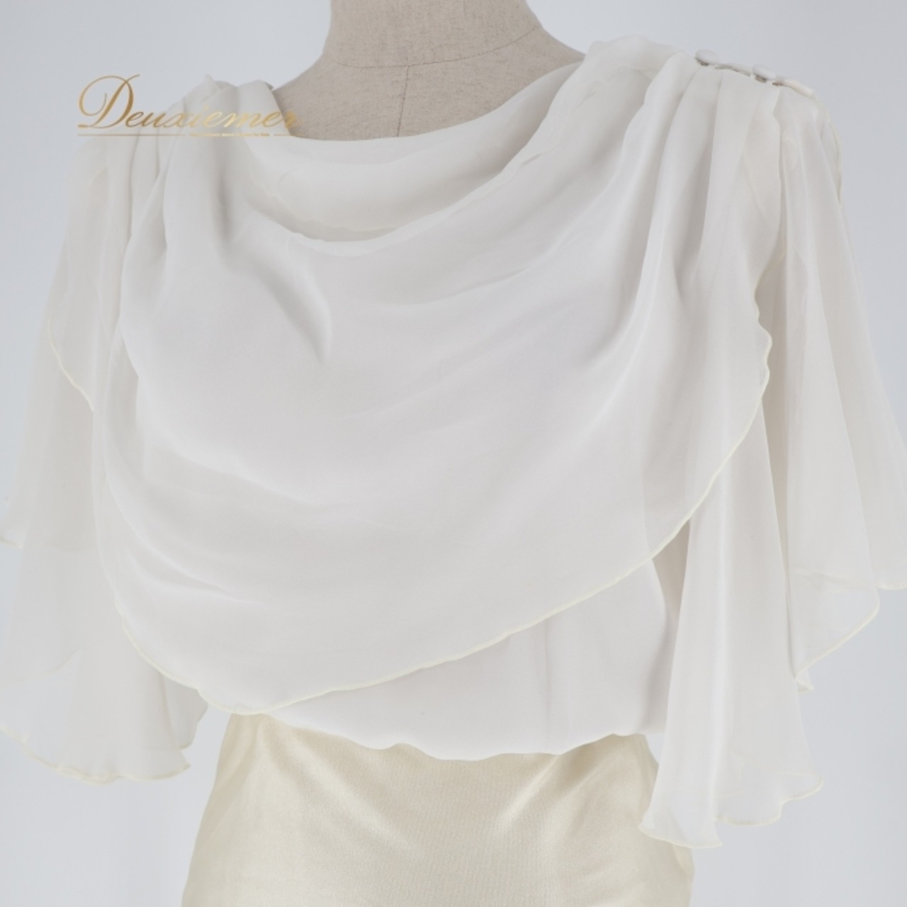 社交ダンス 衣装 トップス レオタード ホワイト系 チャコット Chacott 白 日本製 無地 シンプル ドレープ 伸縮 ストレッチ 練習 レッスン 爽やか 明るい かわいい ダンス衣装 ボタン イベント ステージ