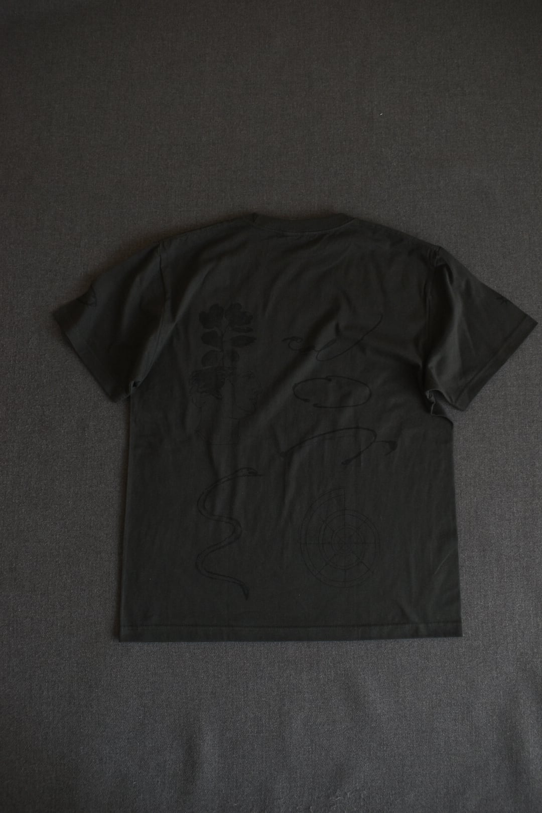 受注生産】physis block-printed Tshirt /charcoal | physis (ピュシス)