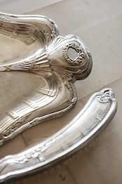 フランス 銀の蔦葉とアールデコ的ダストパン&ブラシセット シルバープレート アンティーク