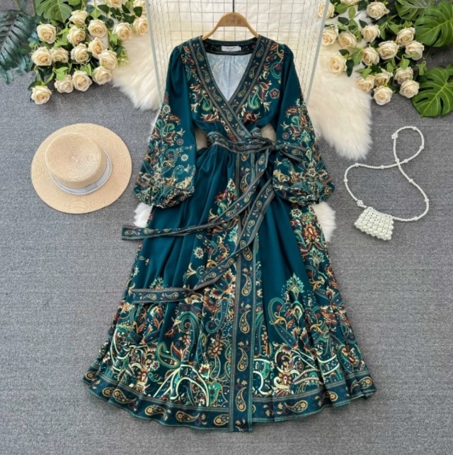 【送料無料】 ワンピース ワンピドレス Vネック 長袖 ランタンスリーブ ハイウエスト ベルト付き スタイルアップ プリント柄 ロング丈 フレアスカート Aライン アンティーク きれいめ カジュアル エレガント 大人可愛い おしゃれ 存在感 フェミニン ガーリー 宮廷風 人気トレンド 新作 春 夏 20代 30代 40代 お出かけ イベント 旅行 リゾート デート ママ 通勤 通学 デイリー インスタ映え 70397