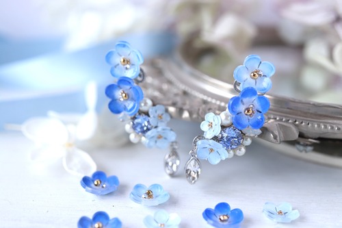 ネモフィラとスワロフスキーbijouのイヤーカフ（両耳）　blue、flower、花、ネモフィラ