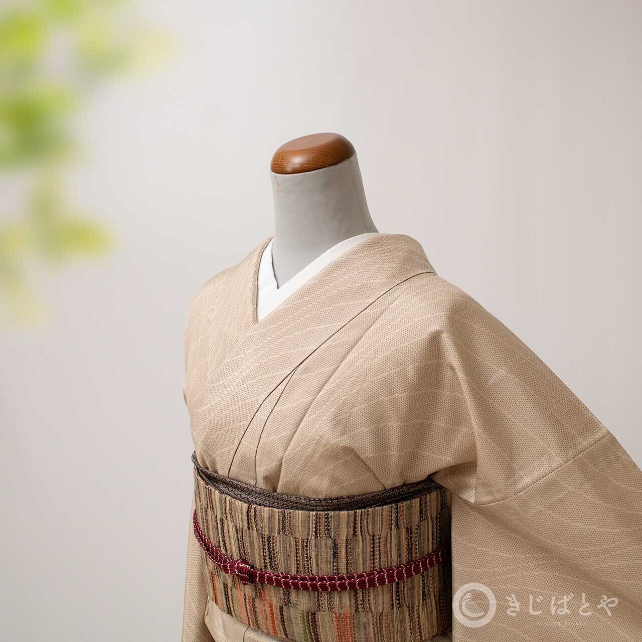 美品 さが美謹製 単衣 着物“何も持たない雰囲気で散らす幸せの予感”紬 K-89 美佐山紬 砥粉色の単衣 | きじばとや