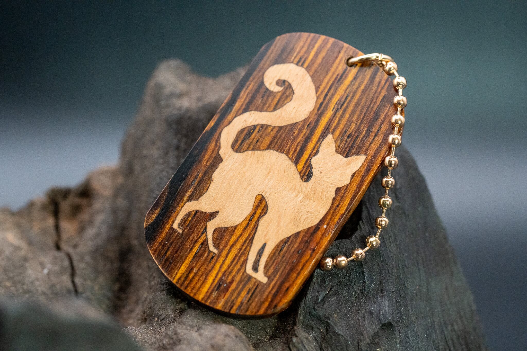 【 エスニックなローズウッド 】ココボロ ドッグタグ 象嵌 探る視線