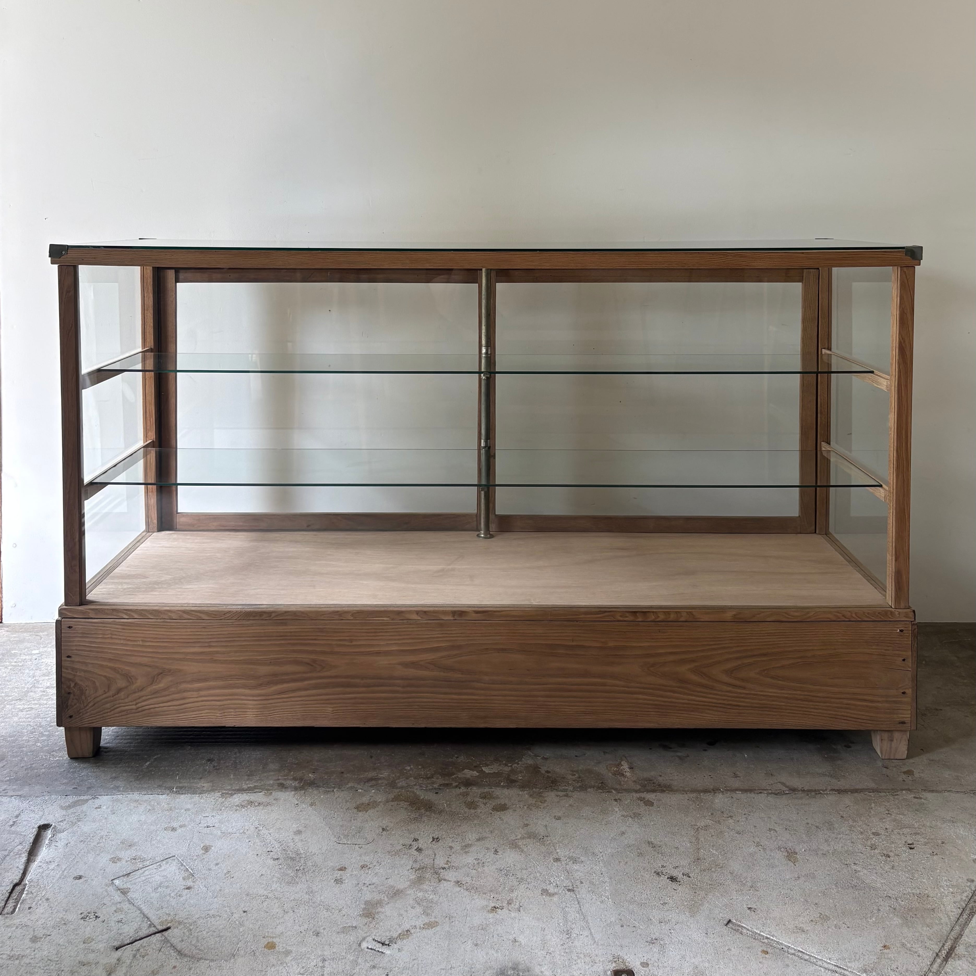 ガラスのショーケース　1084