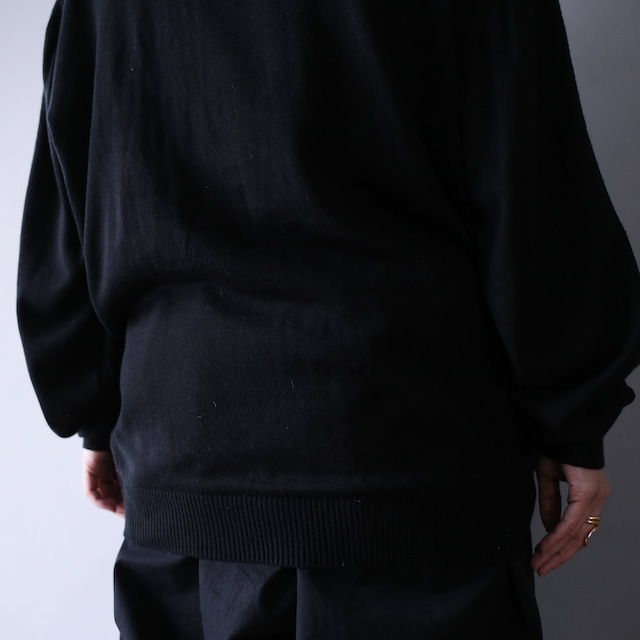 3D line design monotone mode half-zip knit