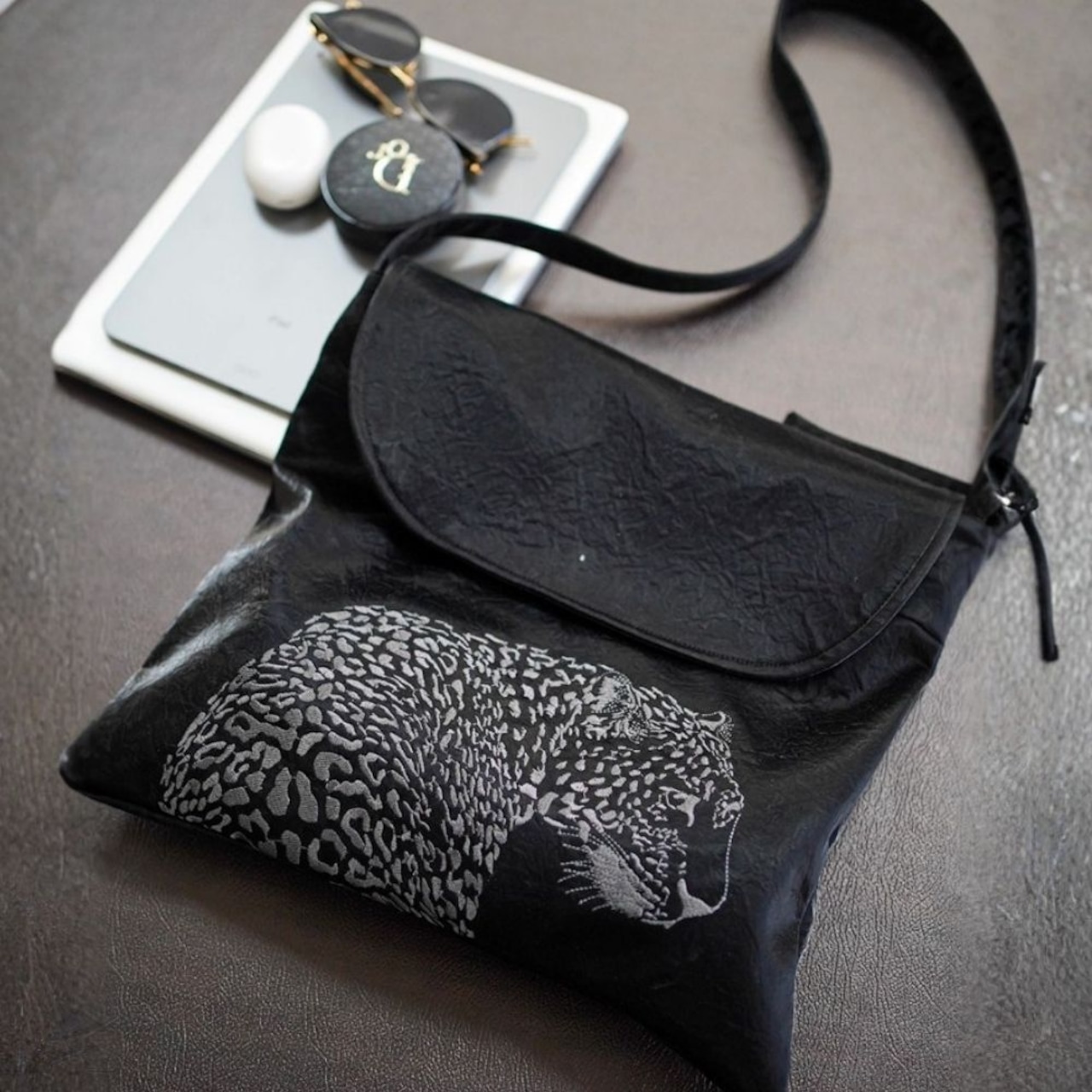 夜を忍び歩く黒豹の刺繍ショルダーバッグ E00640