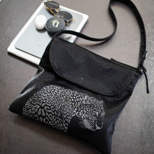 夜を忍び歩く黒豹の刺繍ショルダーバッグ E00640