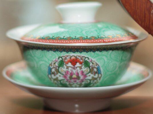 【蓋碗(グリーン基調花柄)】:バランスの良いグリーン基調花柄の蓋碗