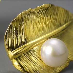 桜の葉のピアス - 特別な日の装いにもぴったり　R422