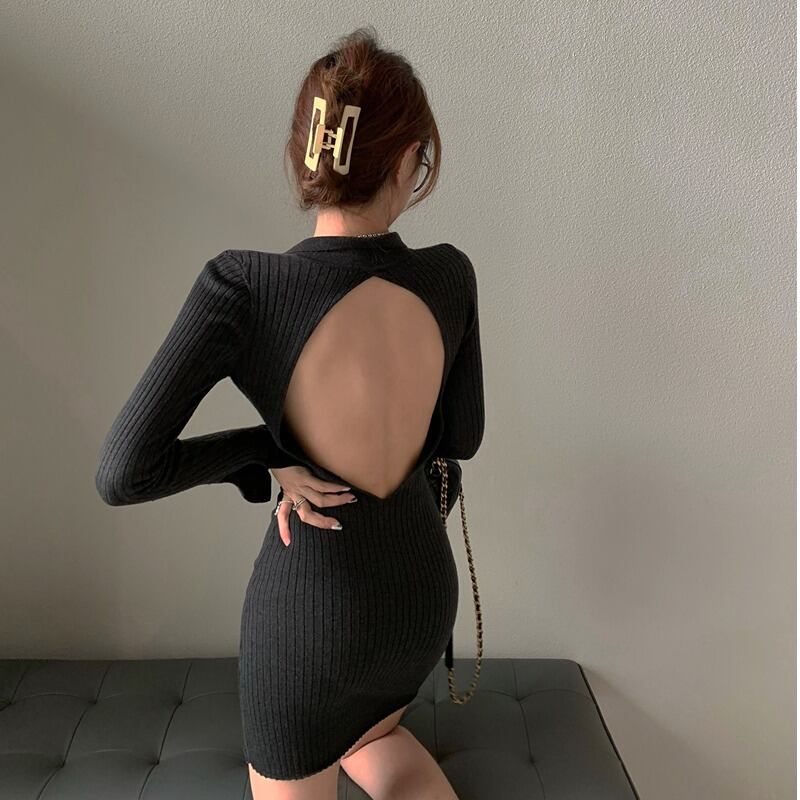 背中の開いた黒の長袖ニットドレスの女性の秋のセクシーなタイトフィットヒップショートスカート気質スカートに注意してください ブラックストロベリース55953215703