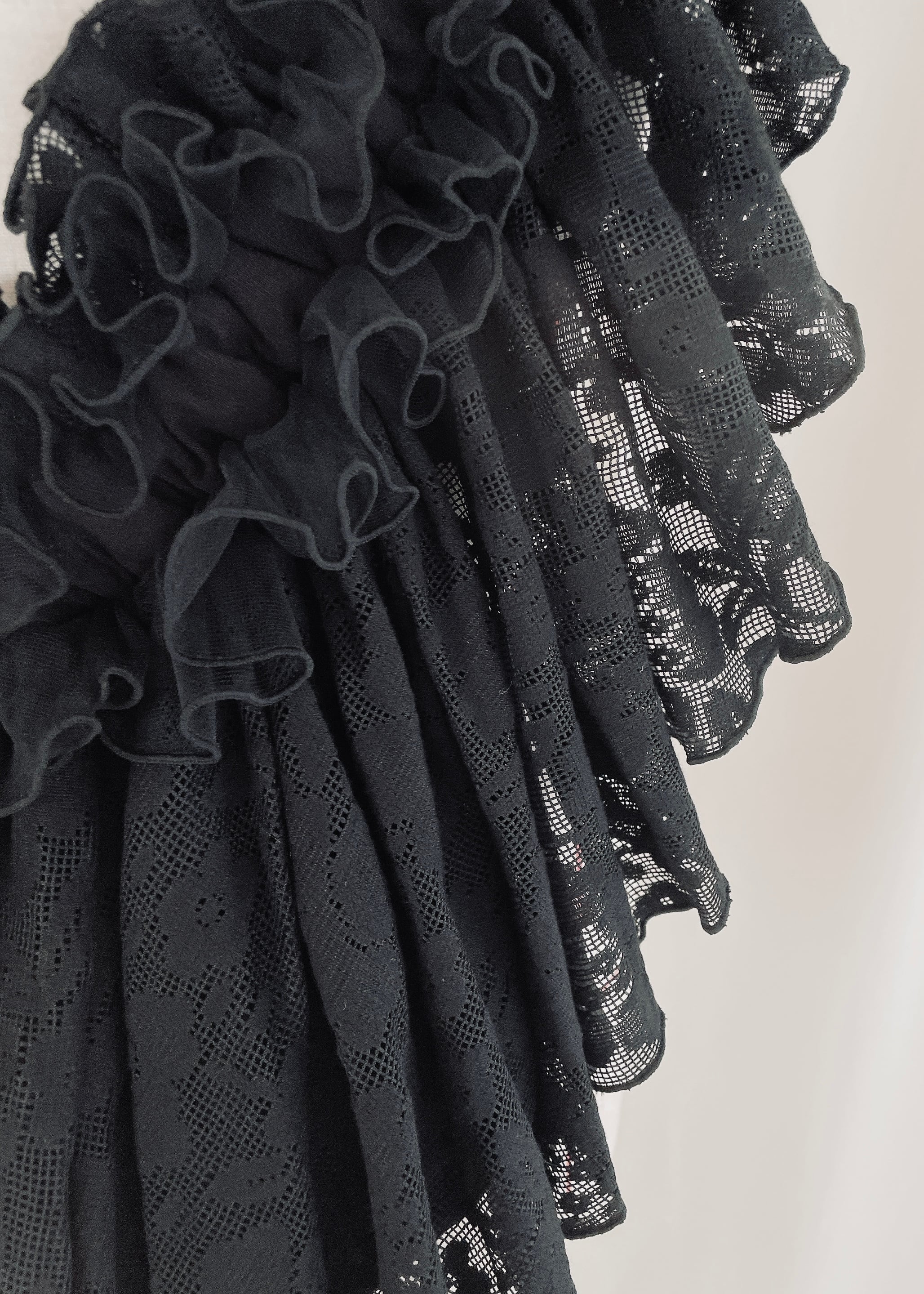 DŌRA CÎTA | Ruffled Hidden Bag - BLACK | ORIENT MILLINERY