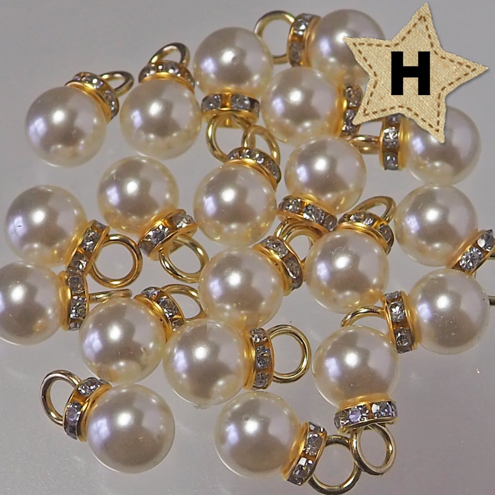 ハンドメイドチャーム⭐パールばっかり⭐秋冬編 - メルカリ 【商談中