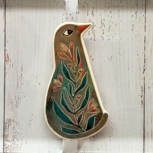 at862 リトアニア直輸入　陶器のピンバッジ（鳥）