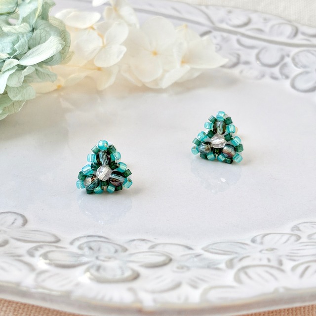 new！小さなグリーンのお花ピアス、イヤリング／ビーズ刺繍
