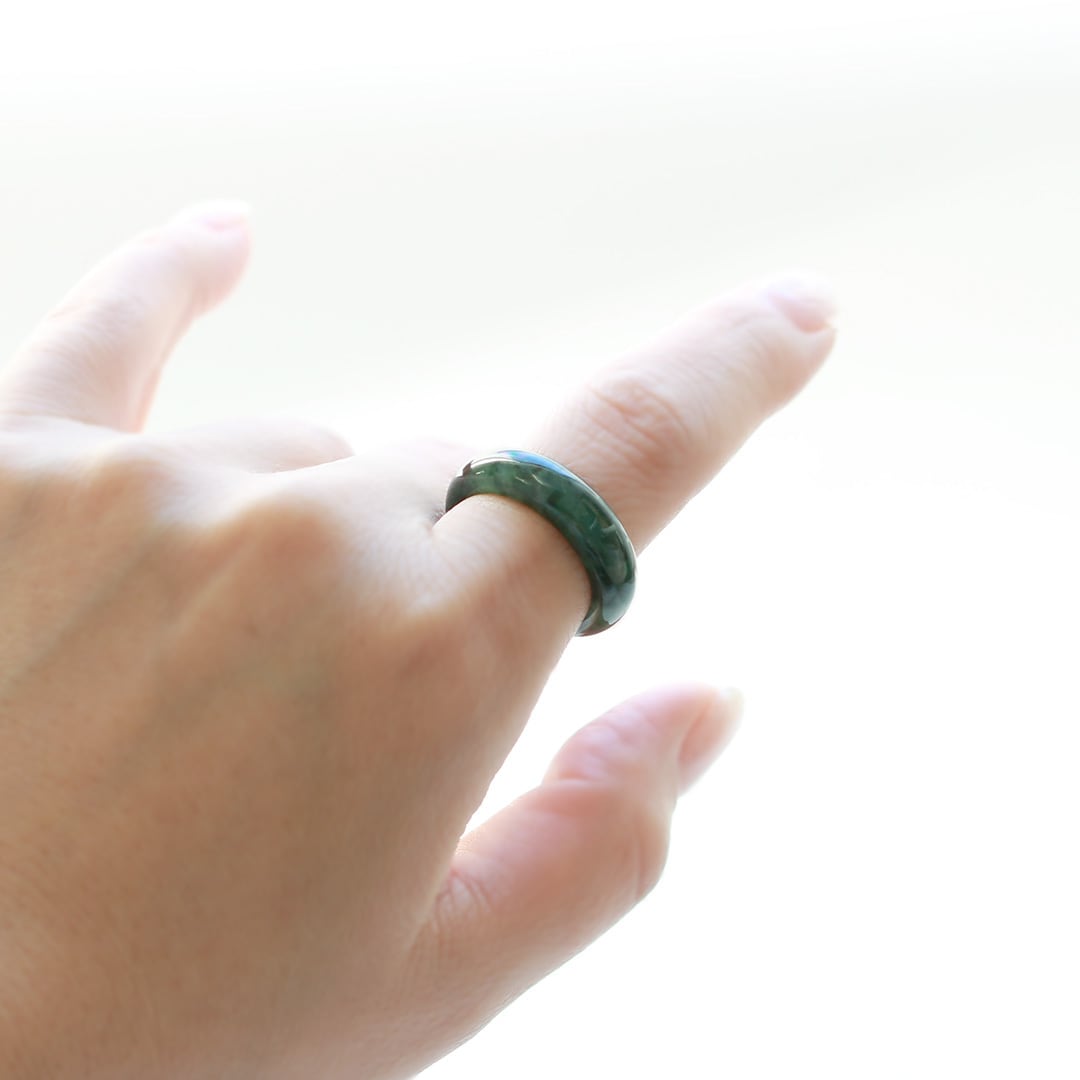 17号】濃いグリーンで透明感も抜群！翡翠くり抜き 甲丸リング A貨翡翠