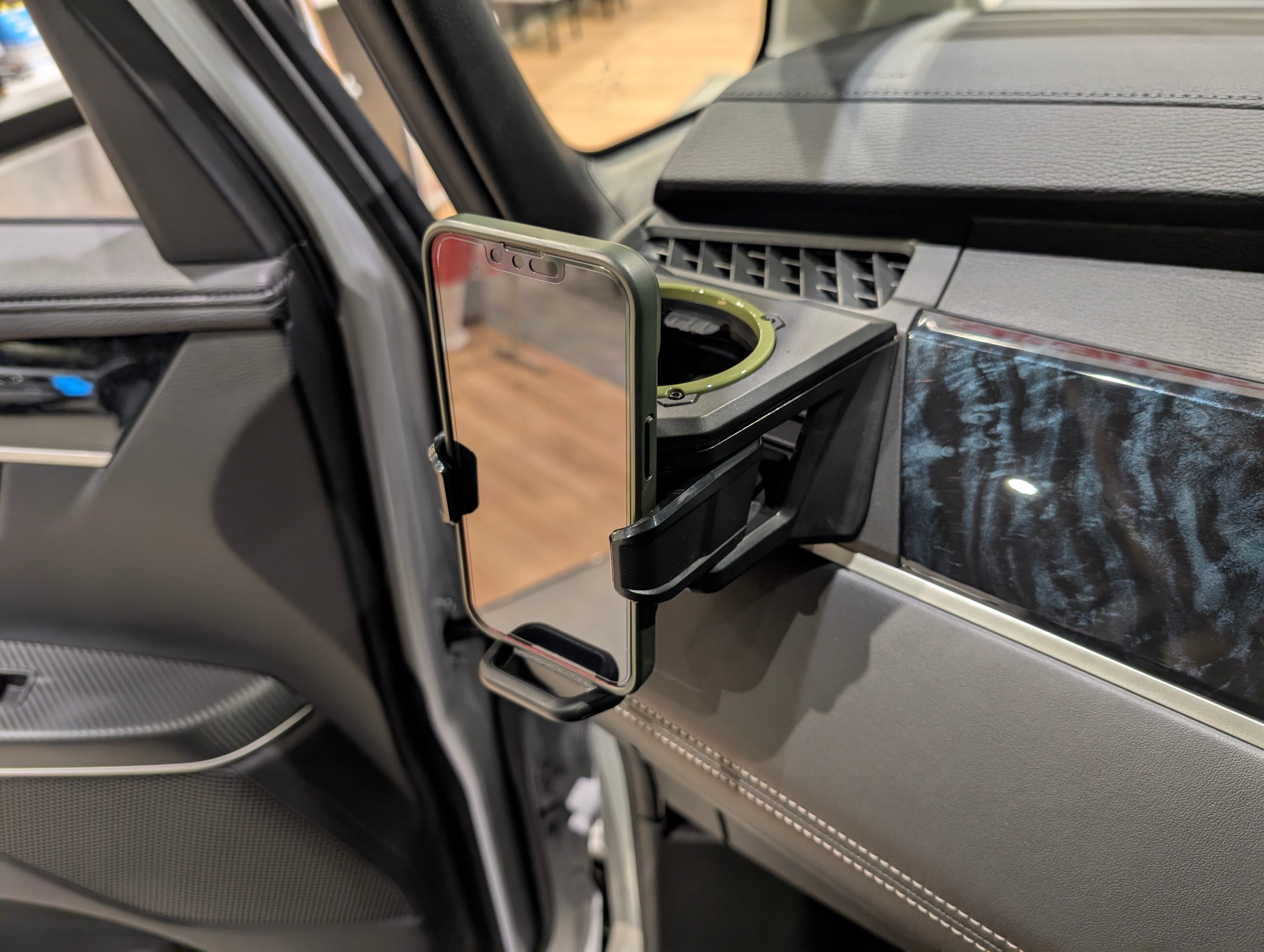 デリカD:5後期型専用ドリンクホルダー 助手席用（シャモニーグリーン