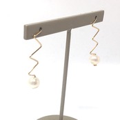 パッと明るく！ジグザグ淡水パールピアス sl2_5_20200423pp10