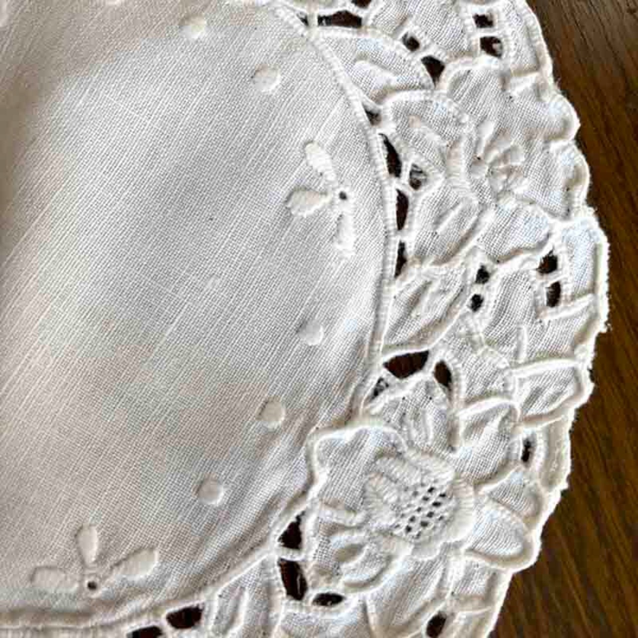 ドイリー　丸　カットワーク刺繍　フランスリネン　花びん敷き 12CLec2