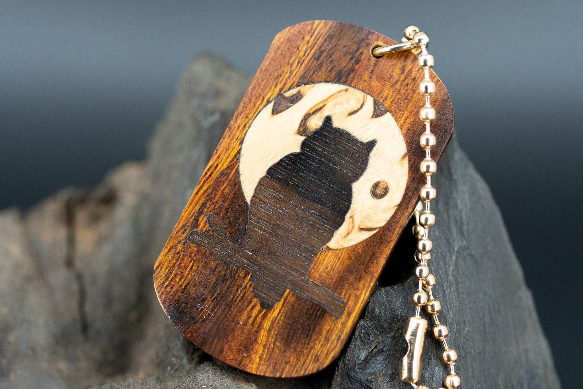 【砂漠の宝石】 デザートアイアンウッド ドッグタグ 象嵌 夜とミミズク