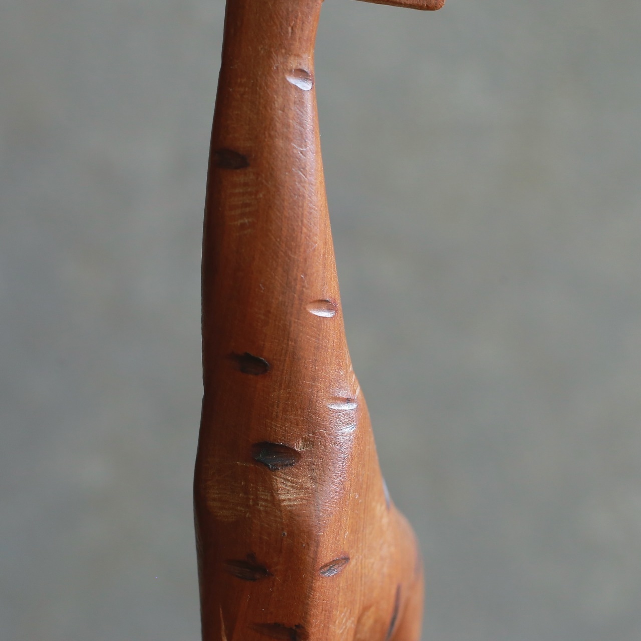 ケニヤからやってきた、木彫りのキリン