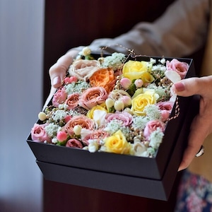 【フラワーボックス】バラと季節の花でつくるフラワーボックス。 おしゃれな誕生日プレゼントや女性、男性へのギフトにおすすめ