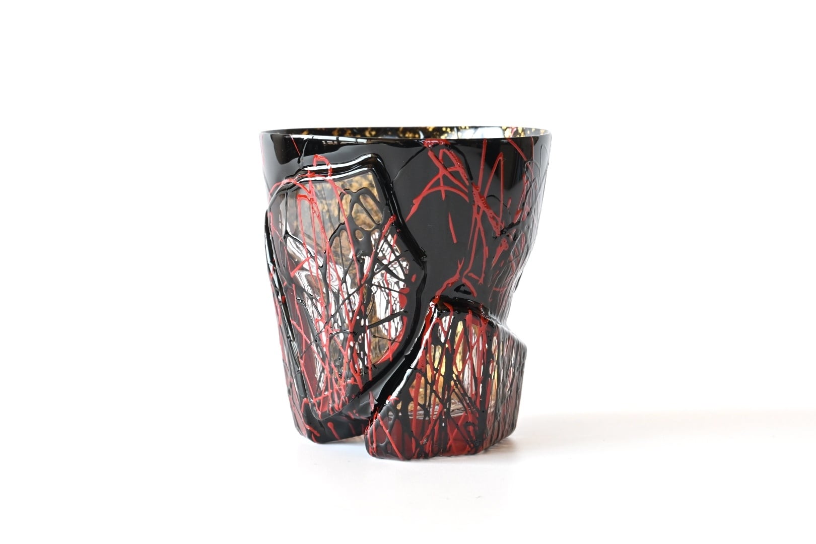 漆とガラスの芸術酒器】薄さ1mm、漆のみでつくられた飲み口