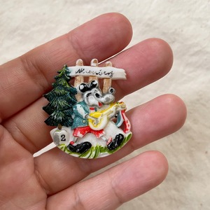 愉快なブローチ